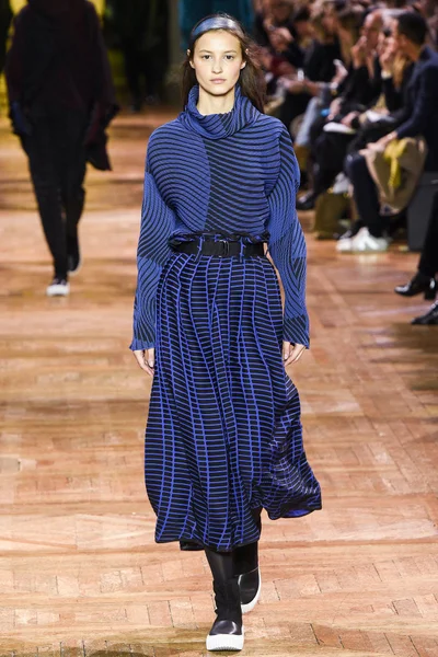 Look 18